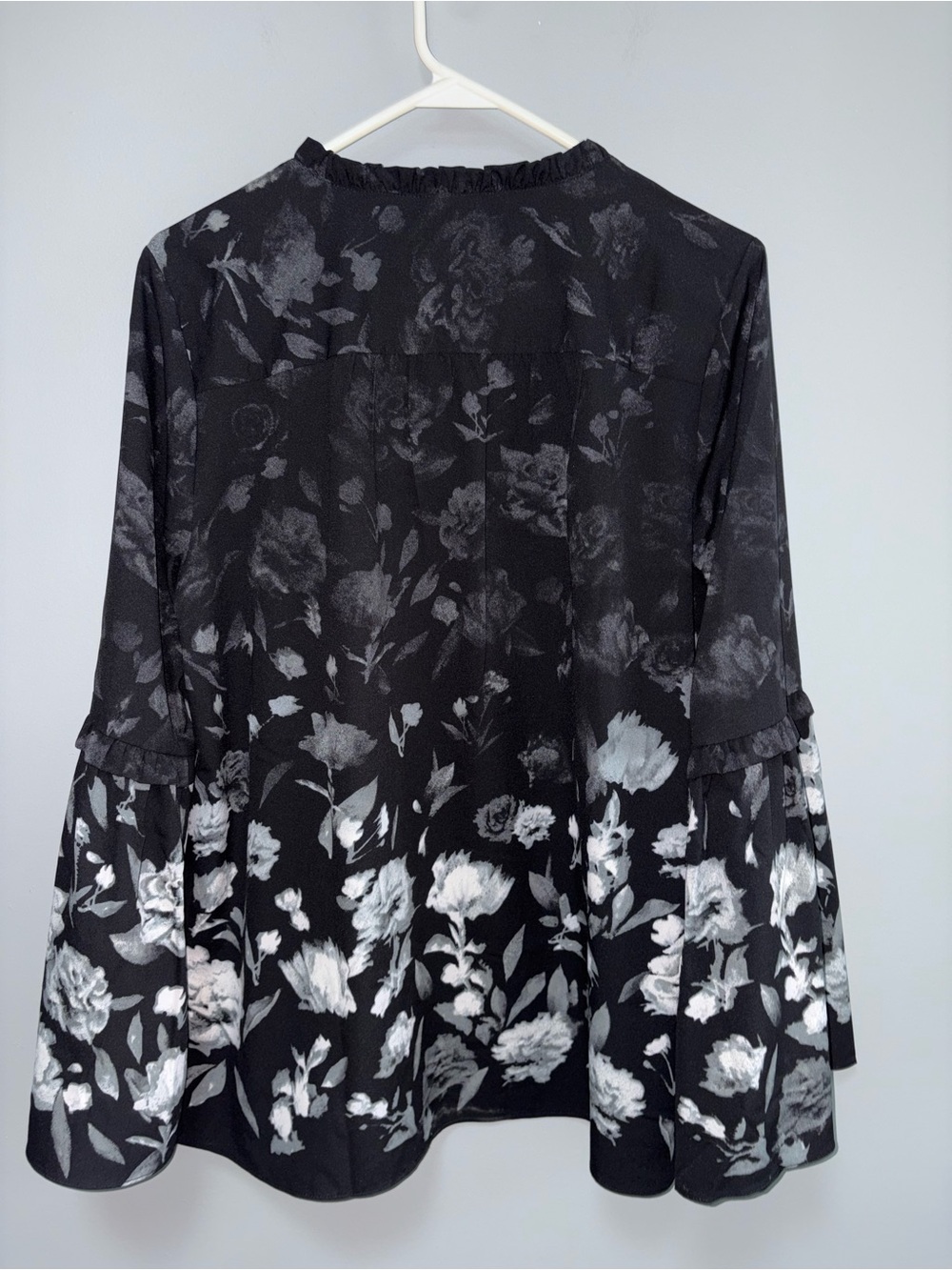 Belle by Kim‎ Gravel Black Gray White Floral V-Neck Bell Sleeve Flowy Top Size M - Picture 3 of 6